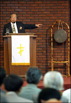 홍근수 목사가 19일 향린교회에서  '종교와 경제'라는 주제로 강연을 하고 있다. 